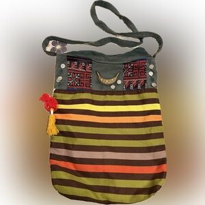 Stunning zipper bag with appliqué and golden trinkets